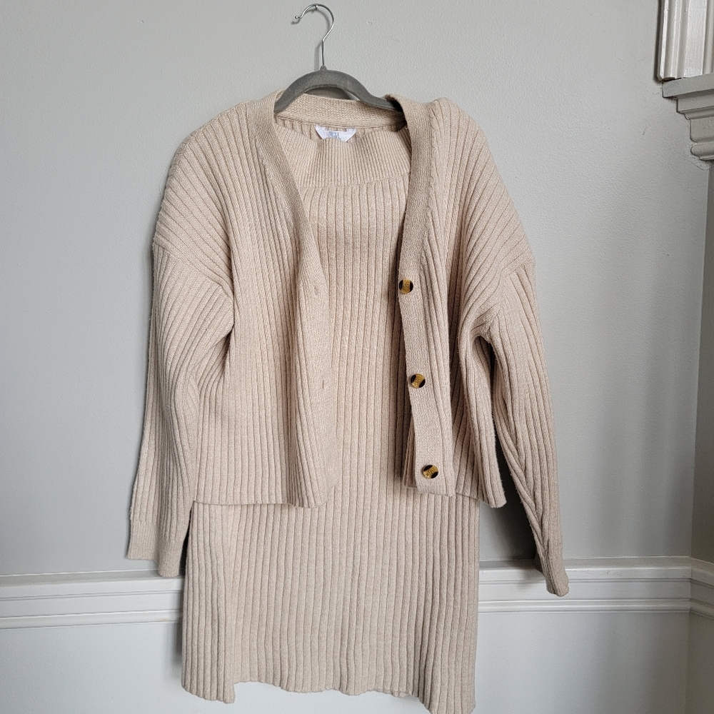 Cropped sweater cardigan and highwasted pencil skirt